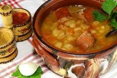 Боб с наденица