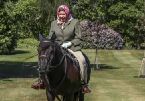 Кралица Елизабет II с първа публична поява от 19 март и то на кон