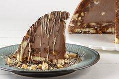 Сладоледена торта с пълнеж от течен шоколад