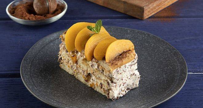 Сладоледена торта с праскови и шоколад