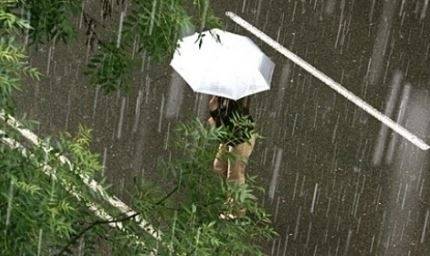 Днес облачно и дъждовно с максимални температури между 26° и 31°