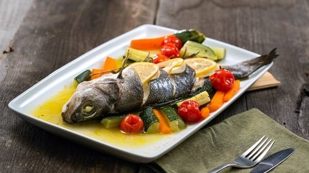 Лаврак в плик за печене