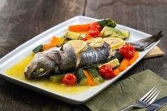 Лаврак в плик за печене