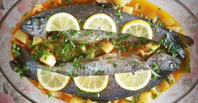 Пъстърва със зеленчуци и вино на фурна