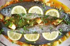 Пъстърва със зеленчуци и вино на фурна