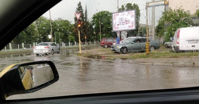 ПОРОЕН ДЪЖД НАВОДНИ БУЛЕВАРДИ И УЛИЦИ ОКОЛО ГРАНД МОЛ ВАРНА РАЗЛИЧНИТЕ НОВИНИ DIFFERENT NEWS