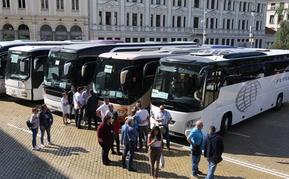 Туристически превозвачи и туроператори протестираха в столицата