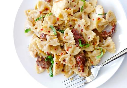 Паста с пиле и сушени домати