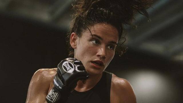 Красавицата от ринга – Челси Хакет