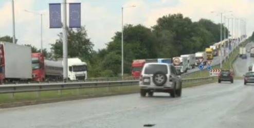 Километрични опашки от тирове на Дунав мост при Русе