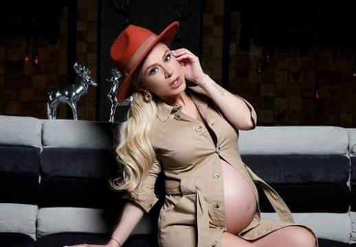 Капчикова си подари бременна фотосесия за ЧРД (СНИМКИ)