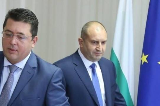 Прокуратурата влезе в дома на секретар на Радев – Пламен Узунов. Уличен е в търговия с влияние