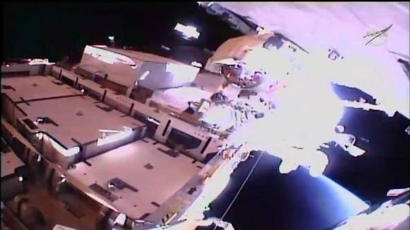 Американските астронавти Боб Бенкен и Крис Касиди прекараха над шест часа в открития космос