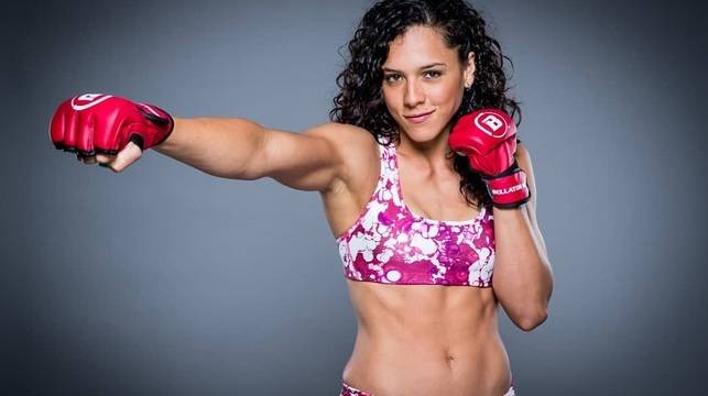 Сексапилната Алехандра Лара