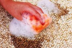 Упорити петна върху килима