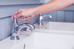 Какво предизвиква течовете?