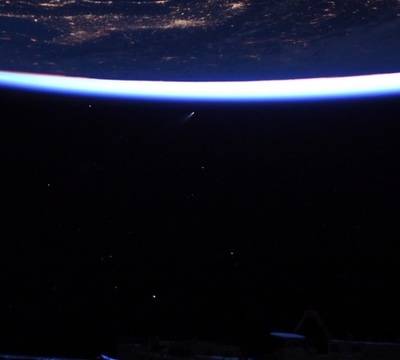 Американският астронавт Боб Бенкен от екипажа на Крю Драгън засне ярка комета