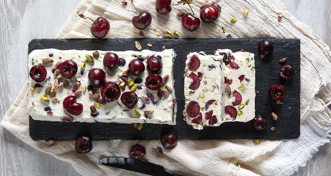 Черешово с шам фъстък полуфреддо