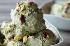 Лесен домашен сладолед с шам-фъстък