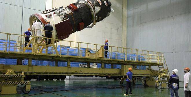 Руският товарен кораб Прогрес МС-15 ще достави риба и компоти за космонавтите на МКС