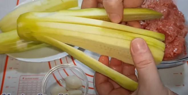 2 тиквички, шепа кайма и най-бързата вечеря с тиквички е готова! Просто, сочно, вкусно!