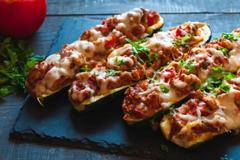 Тези пълнени тиквички с кайма и пармезан се топят в устата