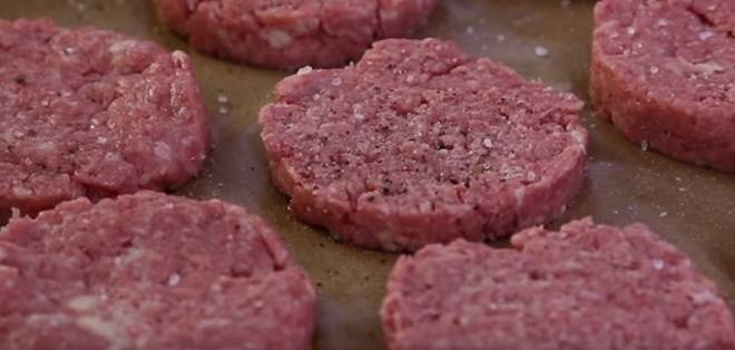 Половин килце кайма, няколко сурови картофа и вечерята е готова за нула време. С нищо продукти става истинско пиршество: