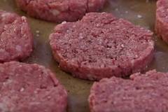 Половин килце кайма, няколко сурови картофа и вечерята е готова за нула време. С нищо продукти става истинско пиршество: