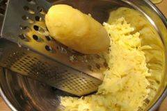 Всички у дома са луди по това ястие с кайма и картофи