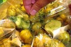 Откакто намерих цаката на картофките, друго не правя: лесно, бързо, вкусно и не цапаш цяла мивка с чинии!