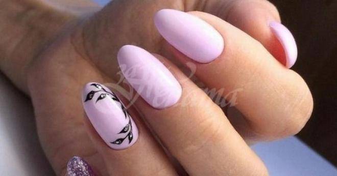 21 минималистични маникюри с цветя, изпълнени с толкова много нежност и дискретност, че не можеш да им се нарадваш