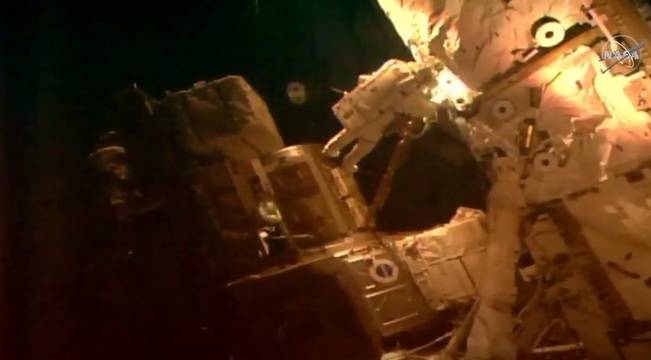 Навръх 51-годишнината от Аполо 11: Американски астронавти излязоха да изпълнят 300-тата космическа разходка!