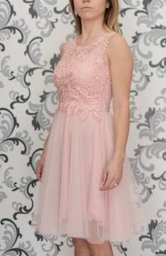 Розова рокля с тюл и дантела