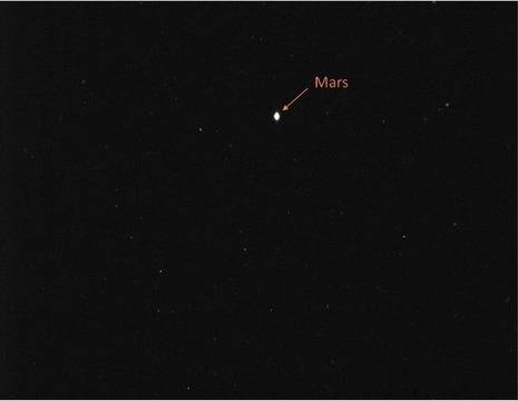 Арабската мисия Ал-Амал засне първата си снимка на Марс