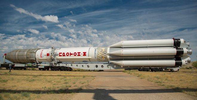 Единствената руска ракета Протон, която ще лети през тази година, бе изведена на стартовата площадка