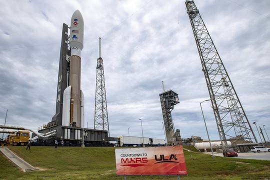 Американската ракета-носител Атлас 5 бе изведена на стартовата площадка за полет към Марс!