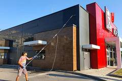 Даконифирм ЕООД за професионално почистване на прозорци и дограми на гр. Пловдив и областта.