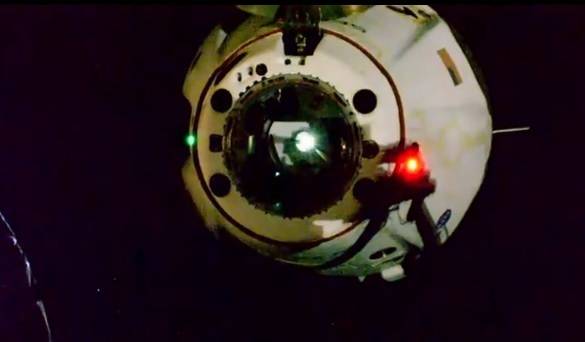 Пилотираният космически кораб Крю Драгън е в свободен полет