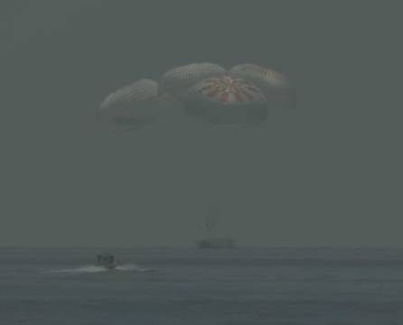 УСПЕХ: Пилотираният кораб Крю Драгън с астронавтите Боб Бенкен и Дъг Хърли се завърна на Земята!