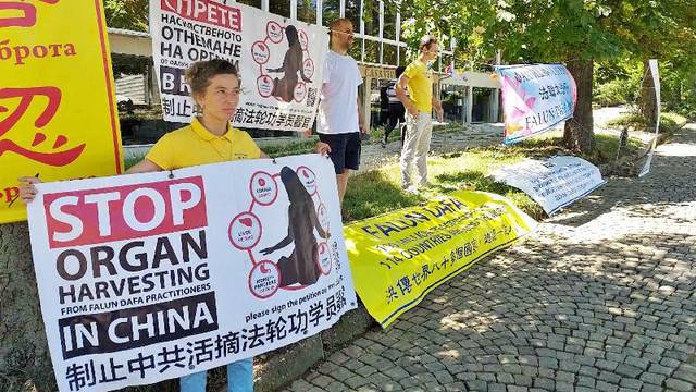 В четири български града отбелязаха 21 години репресии срещу Фалун Гонг в Китай (фотогалерия)