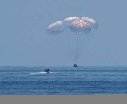 Роскосмос не поздрави САЩ за успешното завършване на мисията на Крю Драгън