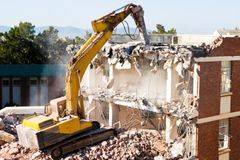 Трудно ли е откриването на фирма „кърти, чисти и извозва”