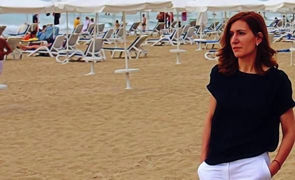 Ангелкова хваната на плажа: Кажете за връзките ви с мафията (Видео)