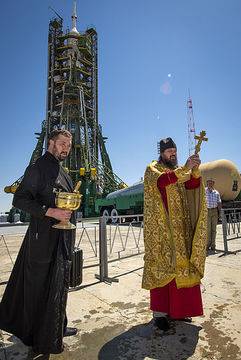 Руски свещеник помоли Мъск да научи руснаците как да строят ракети