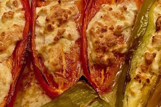 Запечени чушки с яйца и сирене здравословно