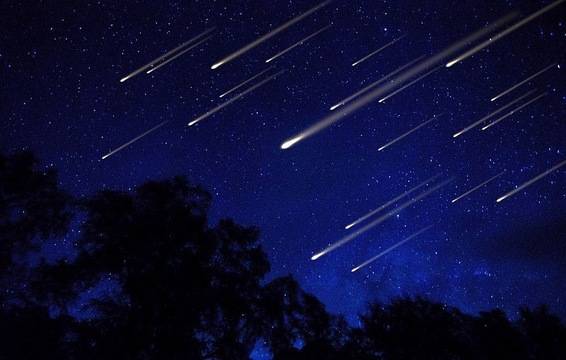 Персеиди над Старата столица. Снимка на Търновец хванала два метеора обикаля интернет.