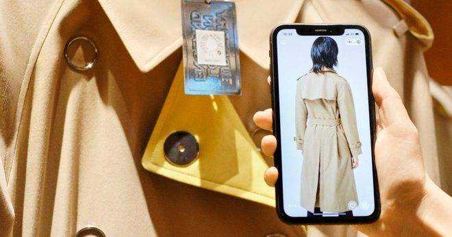 Креативният директор на Burberry говори за офлайн магазините на бъдещето