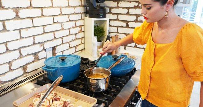 Селена Гомес стартира готварско шоу