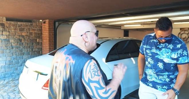 Коцето показа тузарския си дом и автомобилите в гаража