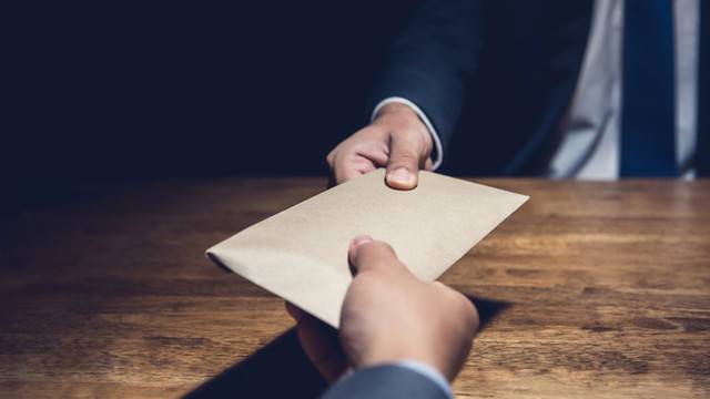 Инженер шокира: Не искам 1800 лева в завода, предпочитам 750 лева, но на бюро!